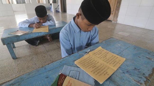 Ratusan santri Pondok Pesantren Darul Istiqamah di Sulsel terpaksa belajar di kolong rumah dan pos kamling usai lahan disegel warga selama seminggu.