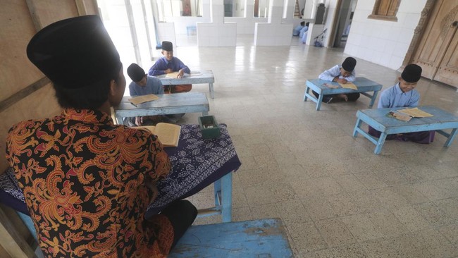 Pengamat pendidikan menilai sisi lemah dari segi pengawasan dan regulasi yang berpengaruh terhadap masih berulangnya penganiayaan di lingkungan pesantren.