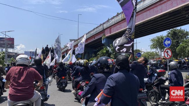 Thousands of Students Demo Convoy, Sea of ​​Crowds Splits Surabaya Street