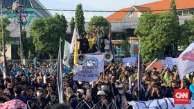Mahasiswa Surabaya Pelesetkan Program Nawacita Jokowi Jadi Dukacita