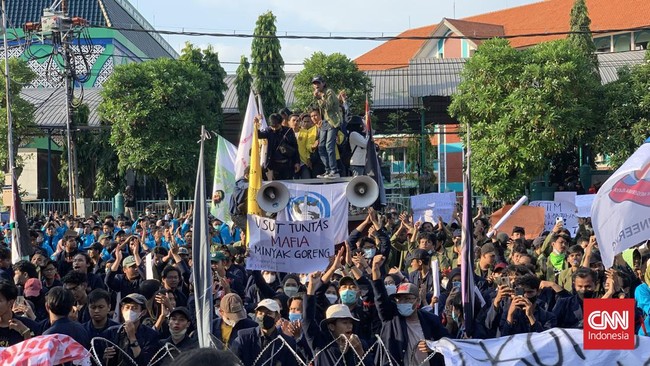 Ribuan mahasiswa yang tergabung dalam Aliansi BEM Surabaya menyatakan dukacita terhadap pemerintahan Presiden Joko Widodo (Jokowi).