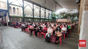 Ribuan Umat Katolik Jalani Misa Kamis Putih di Katedral