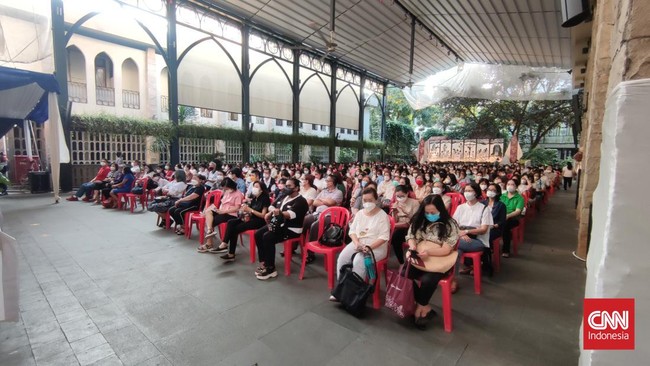 Ribuan umat Katolik mulai mendatangi Gereja Katedral, Jakarta Pusat, menjelang pelaksanaan Misa Kamis Putih pertama pada Kamis (14/4) sore.