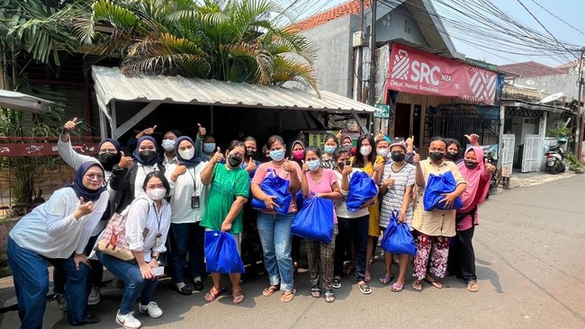 PNM menyalurkan bantuan berupa ratusan paket sembako kepada nasabah PNM di Jakarta pada 13-20 April 2022.