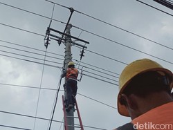 PLN Distribusikan Pasokan Listrik di Riau hingga Pelosok Desa
