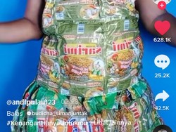 Aksi Kocak Ratu Kreatif Bikin Baju Pakai Bungkus Mie Instan