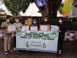 Relawan Ganjar di Sumut Bagikan 200 Takjil ke Ojol-Pedagang Asongan