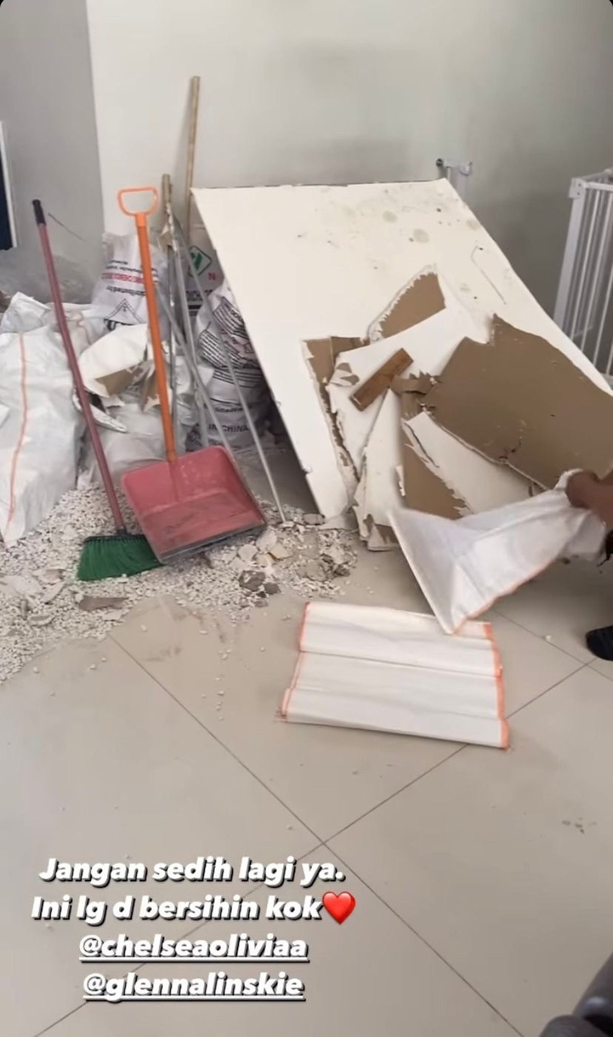 Potret rumah Chelsea Olivia yang Ambruk