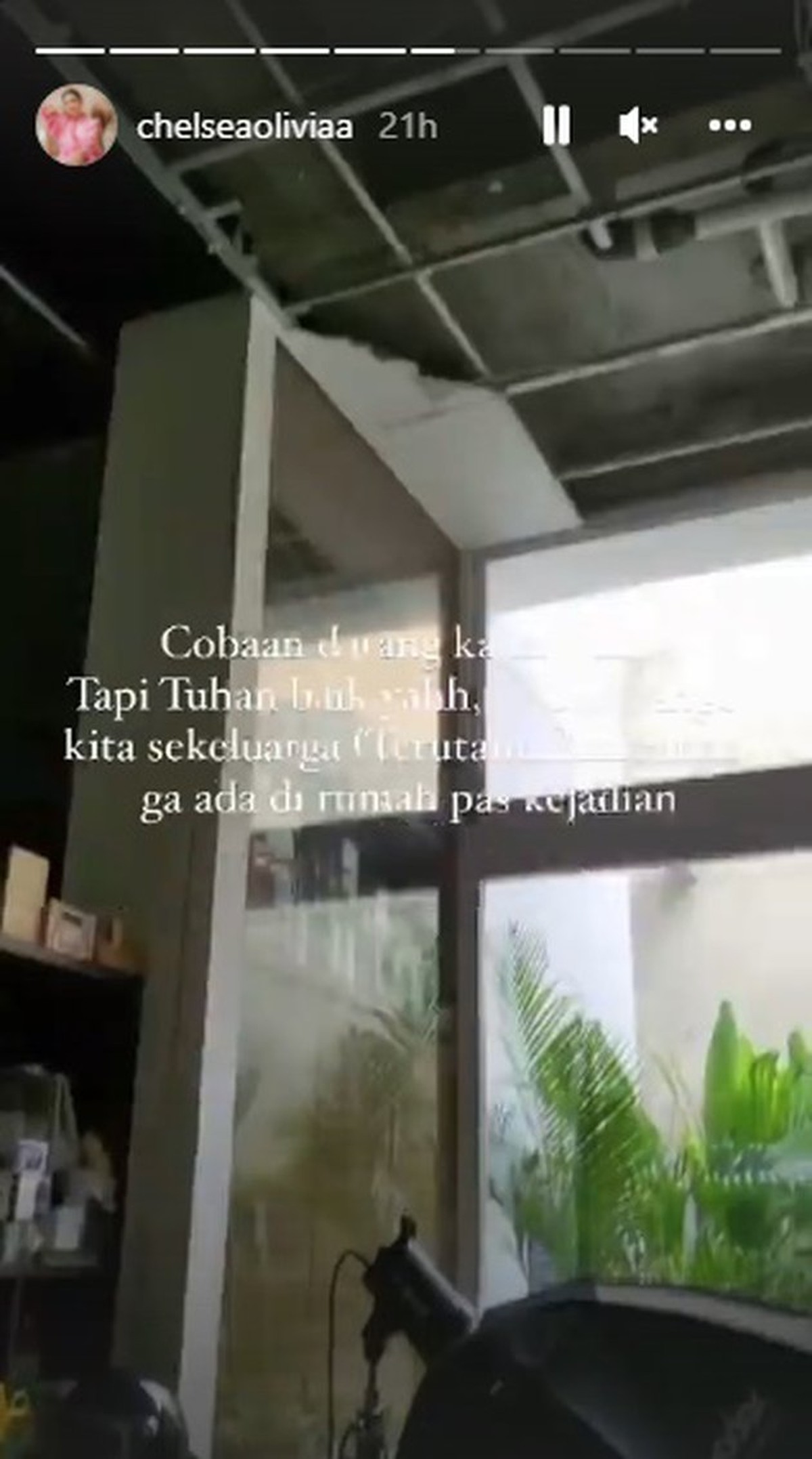 Potret rumah Chelsea Olivia yang Ambruk