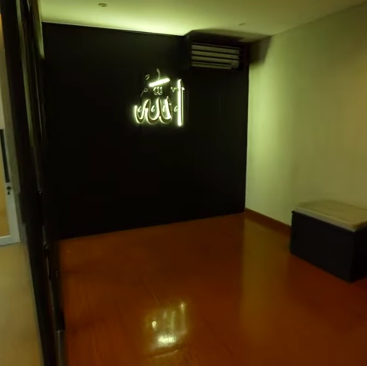 <p>Untuk mengingatkannya agar selalu bersyukur, Desta membuat sebuah mushola di dalam rumahnya, Bunda. Keren banget, ya! (Foto: YouTube Taulany TV)</p>