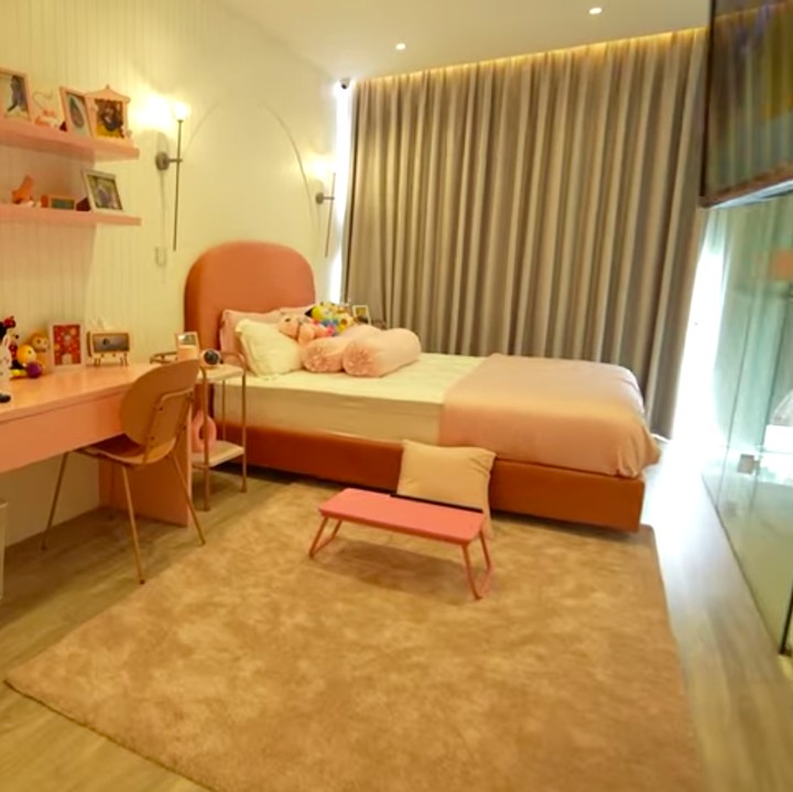 <p>Sementara itu, kamar Megumi dan Miskha adalah kamar yang terhubung satu sama lain. Keduanya didominasi dengan warna <em>pink</em>, Bunda. (Foto: YouTube Taulany TV)</p>