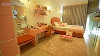<p>Sementara itu, kamar Megumi dan Miskha adalah kamar yang terhubung satu sama lain. Keduanya didominasi dengan warna <em>pink</em>, Bunda. (Foto: YouTube Taulany TV)</p>