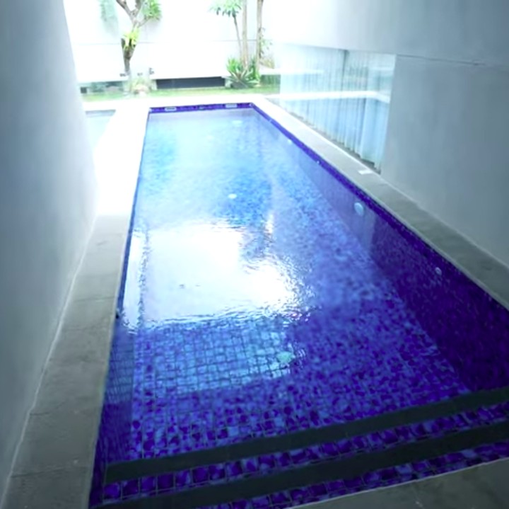 <p>Sama seperti rumah mewah pada umumnya, rumah Desta juga memiliki kolam renang, Bunda. Ia juga menambahkan mesin untuk air panas. (Foto: YouTube Taulany TV)</p>