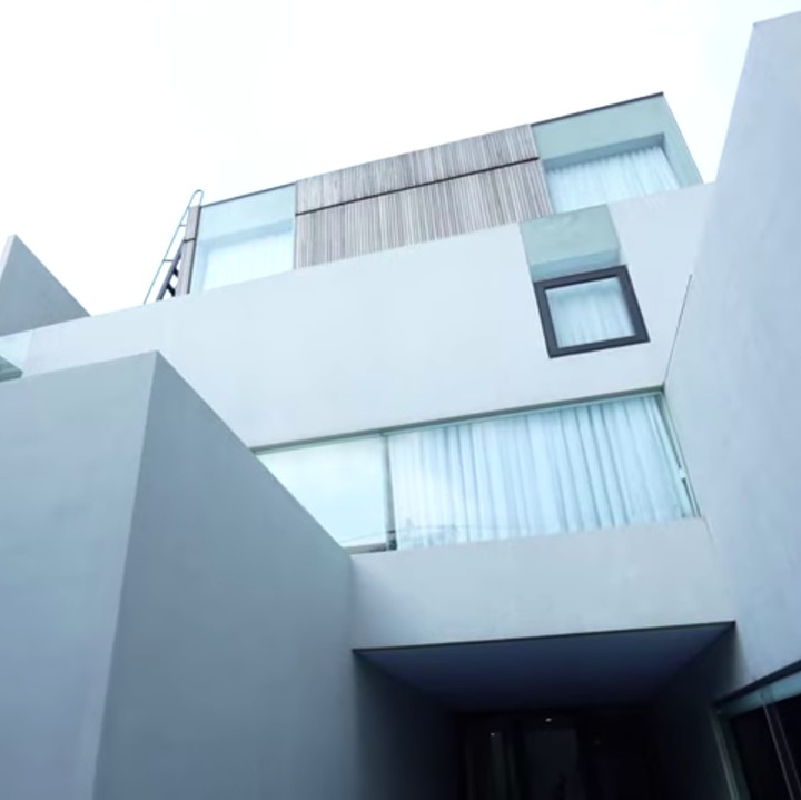 <p>Desta dan Natasha Rizky baru saja membangun rumah barunya, Bunda. Menurut Desta, rumah ini memiliki konsep modern minimalis tropikal modern. (Foto: YouTube Taulany TV)</p>