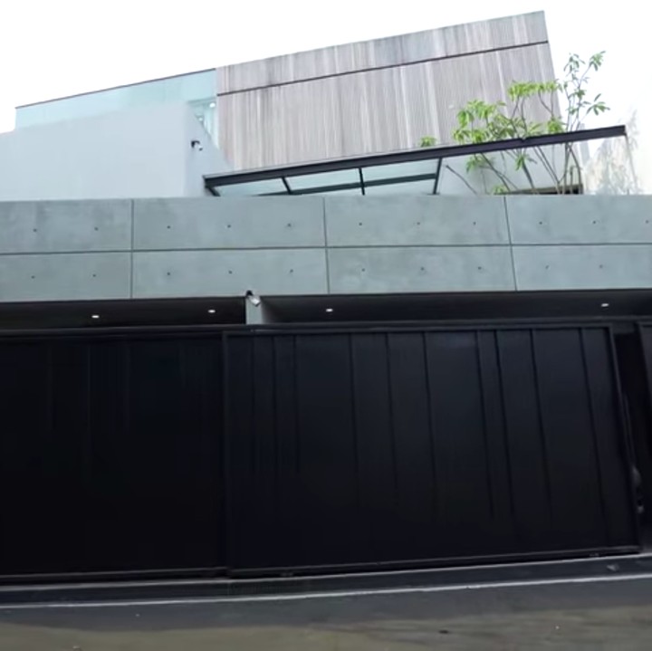 <p>Rumah ini didominasi dengan warna putih, hitam, dan abu-abu, Bunda. Tak hanya itu, Desta juga mendesain rumahnya dengan sangat unik dan estetik, lho. (Foto: YouTube Taulany TV)</p>