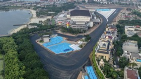 FOTO: Sirkuit Formula E Rampung Diaspal