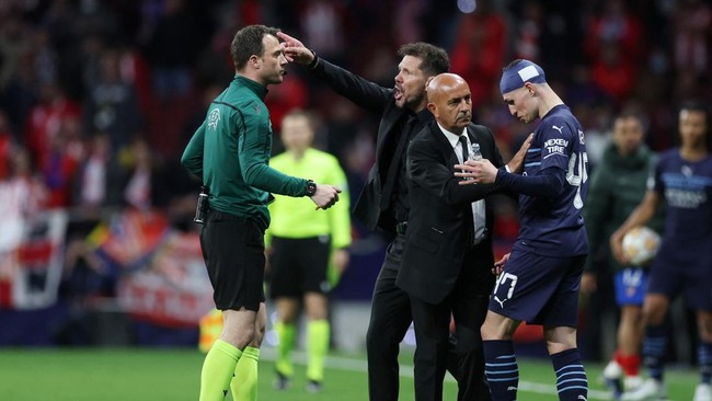 Phil Foden menjadi salah satu sosok penarik perhatian dalam laga Atletico Madrid vs Man City, termasuk saat tertawa di dekat Diego Simeone.