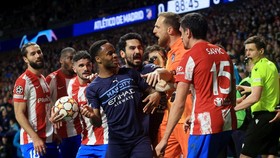 FOTO: Nyaris Baku Hantam di Atletico vs Man City