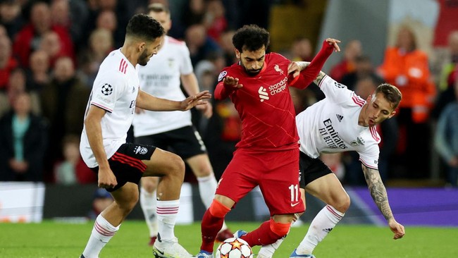Mohamed Salah gagal mencetak gol saat Liverpool bermain imbang dengan Benfica sehingga masih terpaut empat gol dari Karim Benzema.