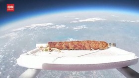 VIDEO: Momen Seporsi Kebab Meluncur ke Luar Angkasa
