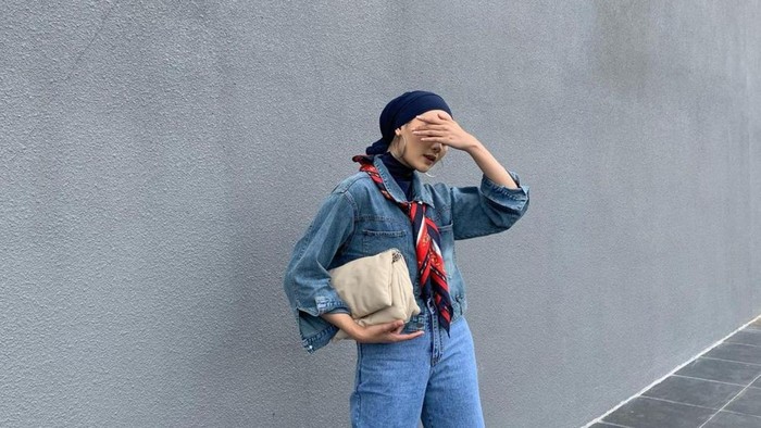 OOTD Hijab Tampil Beda dengan Tambahan Aksesori Scarf, Tertarik Mencoba?