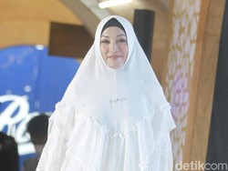 Bebas dari Penjara, Angelina Sondakh Jadi Model Fashion Show Baju Syari