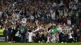FOTO: Invasi Suporter Frankfurt, Barcelona Gigit Jari