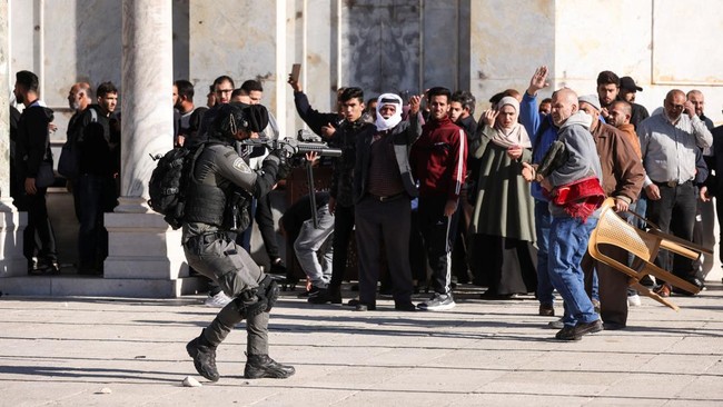 Kementerian Luar Negeri Israel mengatakan kepolisian Israel berusaha mengusir demonstran Palestina dalam bentrokan yang berlangsung di Masjid Al-Aqsa.