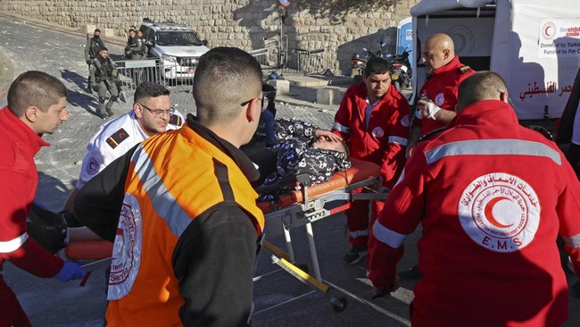 Organisasi Bulan Sabit Merah mendata terakhir lebih dari 100 terluka dilarikan ke rumah sakit karena bentrok polisi Israel -warga Palestina di Masjid Al Aqsa.