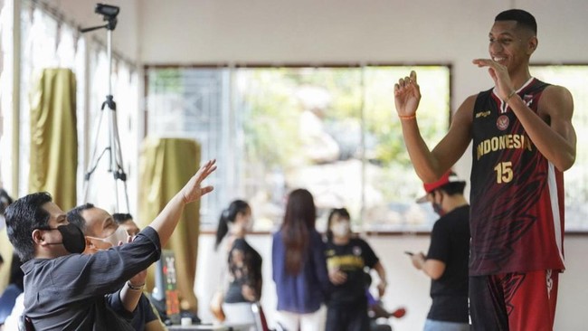 Derrick Michael Xzaverrio akan mencatat sejarah sebagai pebasket pertama yang lahir di Indonesia bisa bermain di NCAA.