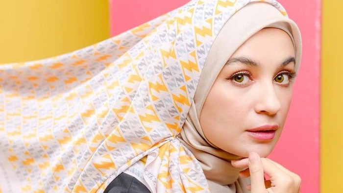 Hijab Segi Empat Motif Tetap Jadi Tren Fashion Ramadan, Contek Gaya Shireen Sungkar Saat Memakainya yuk!