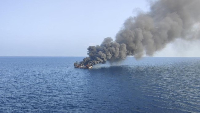 Kadispenal TNI AL Laksamana Pertama I Made Wira Hady mengatakan KRI Teluk Hading 538 terbakar saat operasi rutin di Selat Selayar, Sulawesi Selatan.