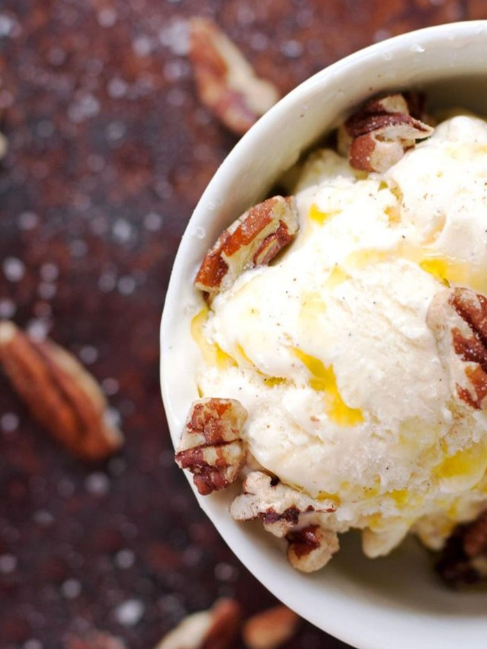 Langkah terakhir untuk sajian vanilla ice cream ala Wonyoung IVE adalah dengan menambahkan sedikit garam dan merica untuk memberikan sentuhan cita rasa mewah di lidah./ Foto: pinterest.com/2Teaspoons