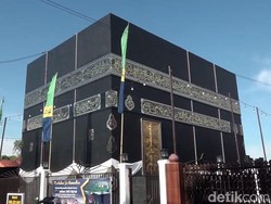 Megahnya Masjid Nurul Azizil Hakim Berbentuk Kabah di Majene
