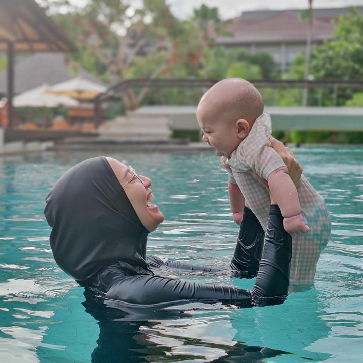 <p>Salah satu aktivitas yang dikenalkan adalah berenang. Wanita kelahiran Bandung ini sudah mengajak putranya berenang sejak usia 4 bulan. (Foto: Instagram @megaiskanti)</p>