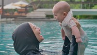 <p>Salah satu aktivitas yang dikenalkan adalah berenang. Wanita kelahiran Bandung ini sudah mengajak putranya berenang sejak usia 4 bulan. (Foto: Instagram @megaiskanti)</p>