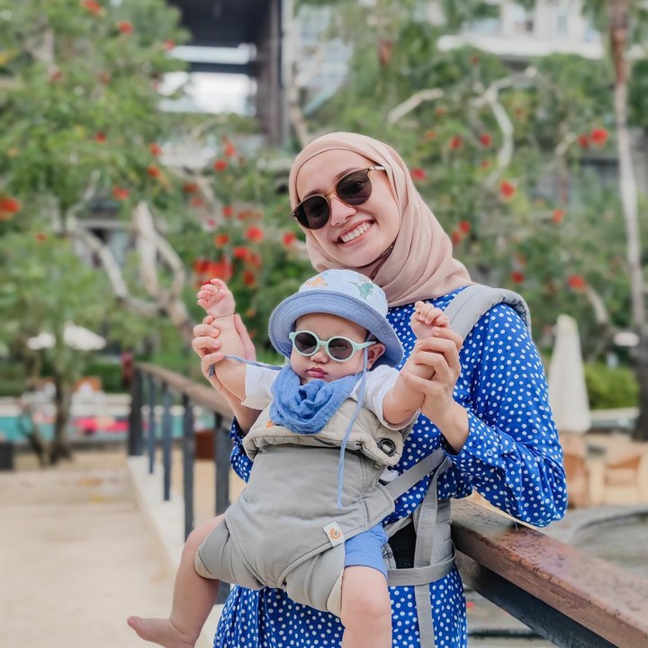 <p>Mega Iskanti juga sering <em>mix and match</em> gaya busananya dengan Baby Kael lho. Ini salah satu hasilnya. Keren banget ya, Bunda? (Foto: Instagram @megaiskanti)</p>