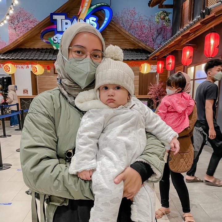 <p>Mega banyak menghabiskan waktunya mengasuh Baby Kael. Wanita 27 tahun ini sering mengenalkan aktivitas baru ke buah hatinya yang kini berusia 8 bulan. (Foto: Instagram @megaiskanti)</p>