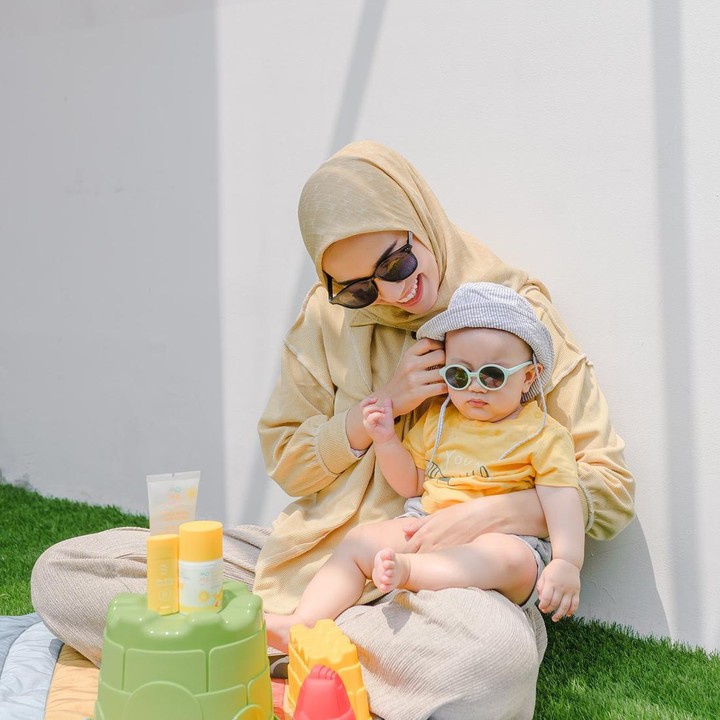<p>Mega banyak belajar melatih emosinya sejak menjadi Bunda nih. Meski mengaku lelah, Mega sangat bahagia bisa menjalani waktu-waktunya mengasuh Kael. (Foto: Instagram @megaiskanti)</p>