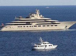 Saat Superyacht Crazy Rich Rusia Main Kucing-kucingan di Lautan