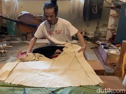 Melihat Pembuatan Daluang, dari Kulit Pohon hingga Jadi Kertas