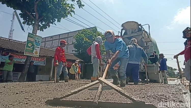 Pengusaha real estatet, Joko Suranto merogoh kocek Rp 2,8 miliar untuk bangun jalan penghubung di 3 desa.