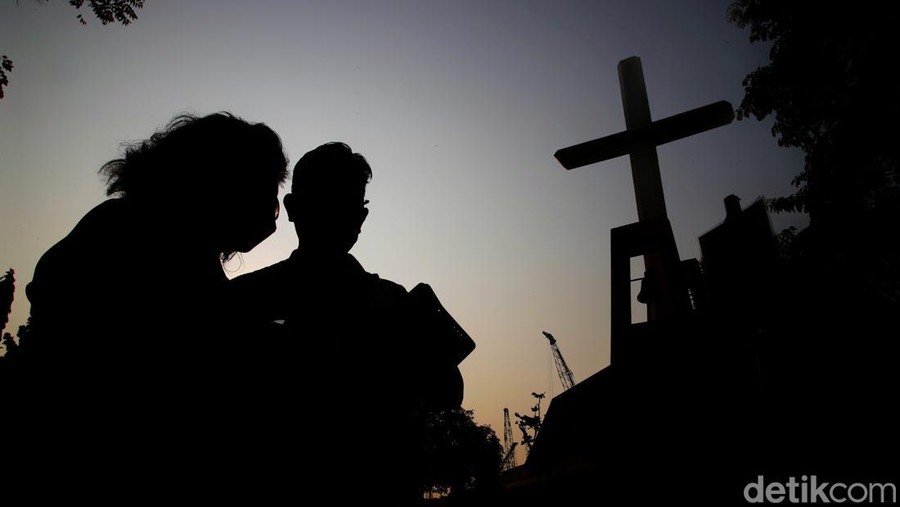 Umat Kristiani melakukan ibadah Jalan Salib Jumat Agung di kawasan Gereja Katolik Salib Suci&comma; Semper Barat&comma; Cilincing&comma; Jakarta Utara&comma; Jumat &lpar;15&sol;4&sol;2022&rpar;&period;
