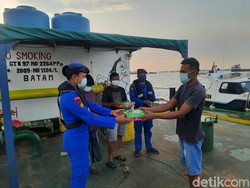 Antimainstream, Polisi Air Bagi Takjil ke Pengguna Jasa Laut di Surabaya