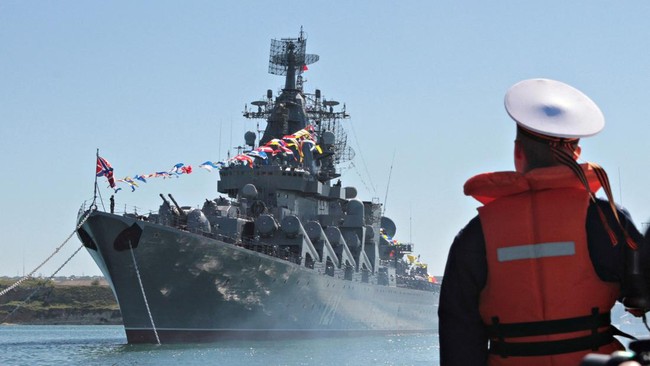 Ukraina mengklaim berhasil menenggelamkan kapal perang Rusia, tetapi Rusia bersikeras kapal ini tenggelam karena kebakaran.