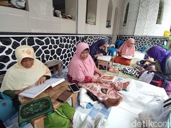 Ponpes Libur, Para Santri Sepuh Tetap Datangi Masjid Agung Payaman Magelang