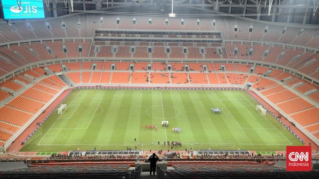 Jakarta International Stadium (JIS) memberikan sensasi menonton pertandingan sepak bola yang berbeda dan menebarkan karena kemegahannya.