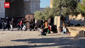 VIDEO: Bentrok Massa dan Polisi Israel di Masjid Al Aqsa