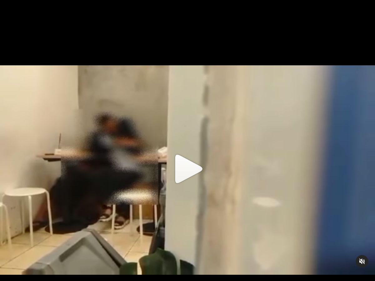 Qizlarning eshaklariga katta narsalarni tiqib olishadi