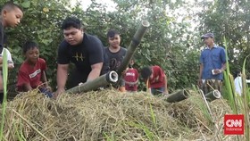 Kala Warga Gowa Ngabuburit Sambil Bermain Meriam Bambu